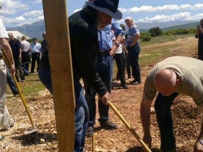 Prvu vinovu lozu u Vrbniku kod Knina zasadio glumac Rade Šerbedžija