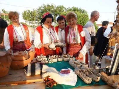 Pučka izvorna nošnja, opanci...