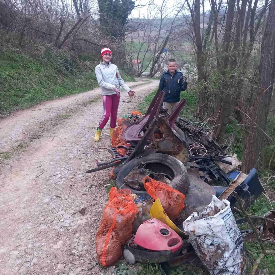 Deca pored smeća