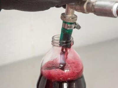 Punjenje staklene boce sokom od aronije u pogonu OPG Jelčić