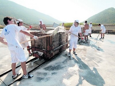 Punjenje vagončića čistom soli u stonskoj Solani