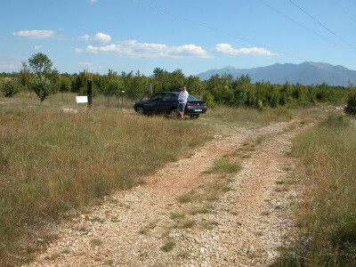 Do voćnjaka Marijana Vučka s ceste vodi bijeli put