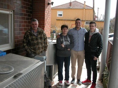 Putnikovi u dvorištu obiteljske kuće za Agroklub