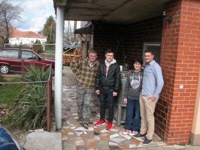 Putnikovi u dvorištu obiteljske kuće u Brnazama za Agroklub