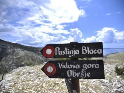 Putokaz prema Pistinji Blaca i Vidovoj gori na otoku Braču