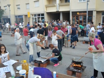 Pužijada i utrka puževa u Benkovcu Pužijada i utrka puževa u Benkovcu
