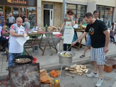 Pužijada i utrka puževa u Benkovcu