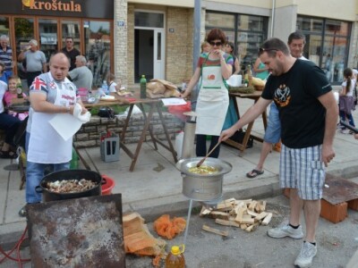 Pužijada i utrka puževa u Benkovcu Pužijada i utrka puževa u Benkovcu