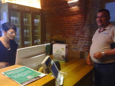 Slavko Kralj kupuje Hugu za svoje goste