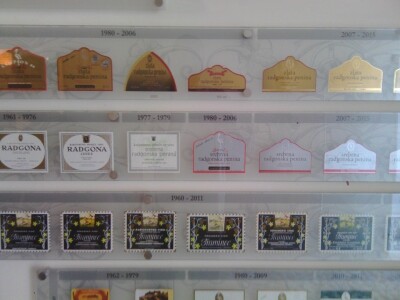 Stare etikete. Tu je i ona s pjenušca pravljenog za Papu prije 150 godina