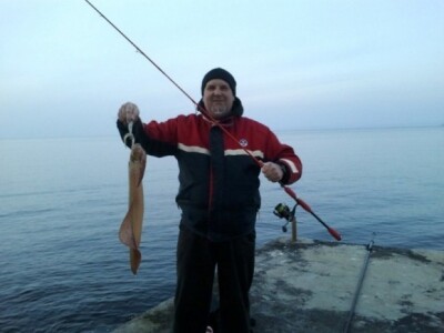 Ribar s ulovljenom velikom lignjom - radosti nema kraja