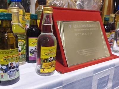 "Rakija sa srijemuž": Svako jutro popiti "za prst", ali poprijeko