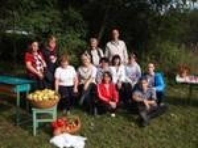 Zaposlenici POU Obris s polaznicima programa osposobljavanja za uzgoj i sakupljanje ljekovitog bilja Zaposlenici POU Obris s polaznicima programa osposobljavanja za uzgoj i sakupljanje ljekovitog bilja