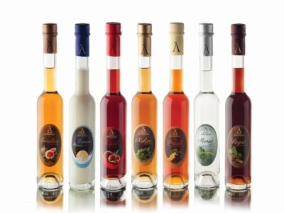 Raznovrstan izbor likera poznatog obrta