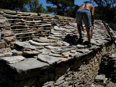 Rekonstrukcija krova na staroj kući (pokrivena kamenim pločama) na Drveniku Velom i Drveniku Malom
