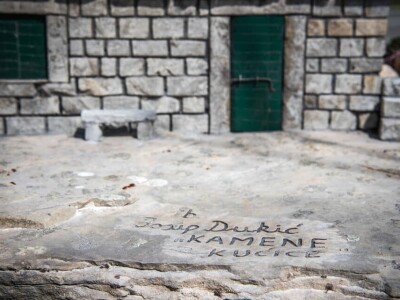 Replike kamenih kućica Dalmatinske zagore