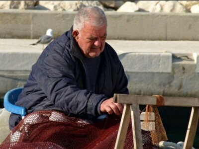 Ribar plete mrižu svoju na Drveniku Velom i Malom