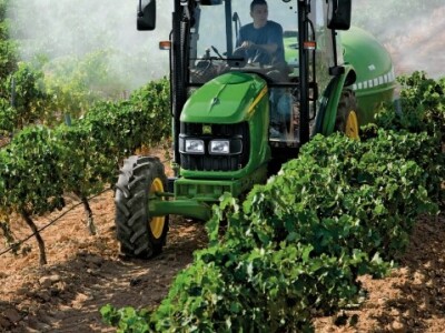 Traktor John Deere 5RN