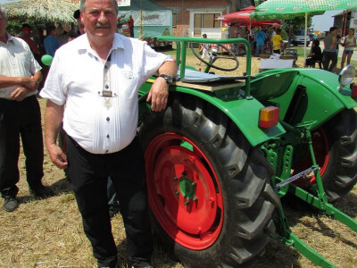 Vojislav pored traktora