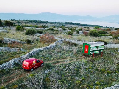 OPG Roguljić u Kučinama proizvodi med i pčelinje proizvode, soparnik, maslinovo ulje i suhe smokve te uzgaja buše