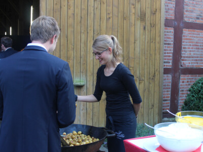 Tek izvađeni krumpiri su ispečeni i posluženi gostima