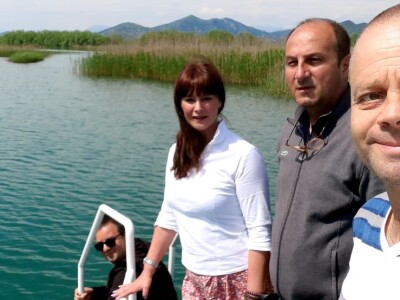 Voditelji poljoprivrednih emisija iza i ispred kamere