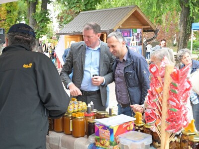Sajam meda, prehrambrenih i tradicionalnih proizvoda u Šamcu