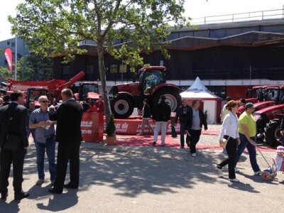 Case i okupljeni posjetitelji