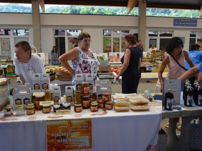 Sajam poljoprivrednih proizvoda "Dani maline i meda" Žepče 2022.