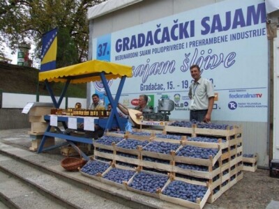 Ponuda šljiva na Gradačačkom sajmu Ponuda šljiva na Gradačačkom sajmu