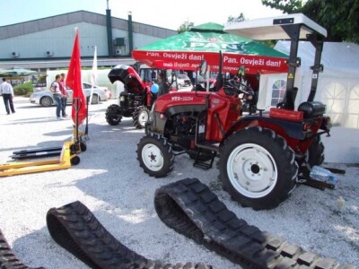 Poljoprivredna mehanizacija na Sajmu šljive u Gradačcu Poljoprivredna mehanizacija na Sajmu šljive u Gradačcu