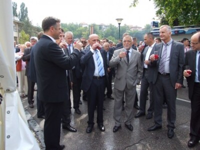 Bivši hrvatski predsjednik Stipe Mesić na Sajmu šljive 2013. Bivši hrvatski predsjednik Stipe Mesić na Sajmu šljive 2013.