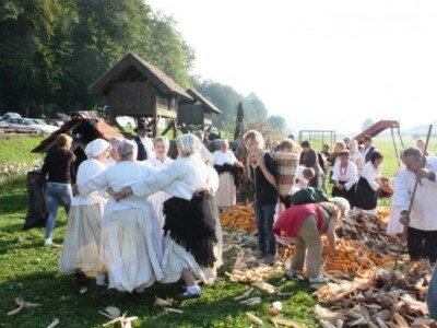 Kakav umor-ples i pjesma tek počinju Kakav umor-ples i pjesma tek počinju