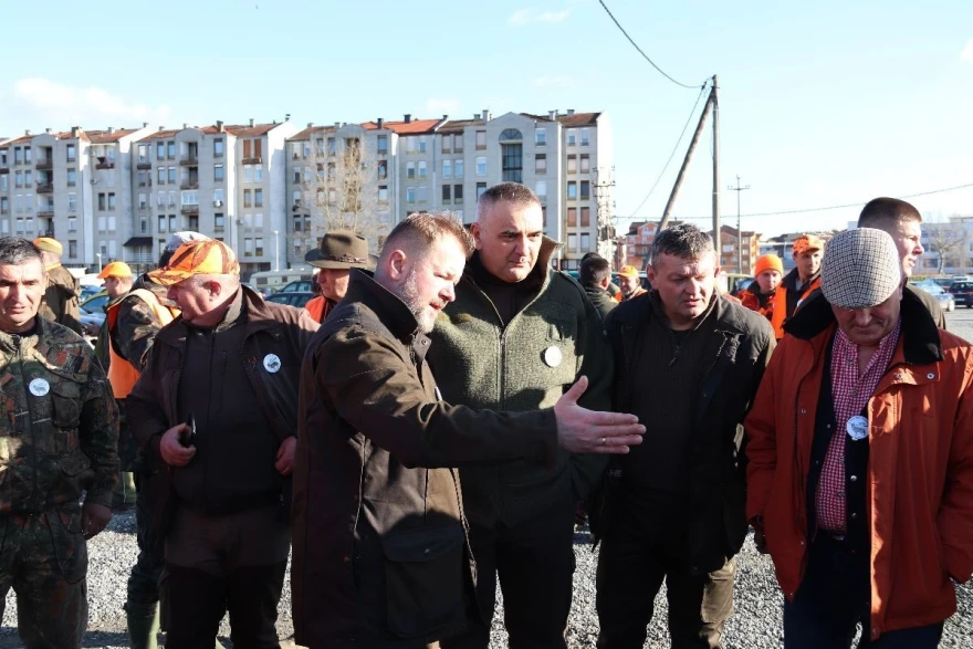 Savo Minić u dru&scaron;tvu lovaca