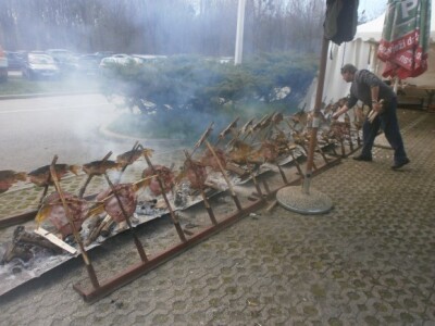 Priprema šarana na rašljama u sklopu osječkog Pampasa Priprema šarana na rašljama u sklopu osječkog Pampasa