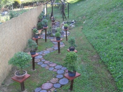 Puteljak vodi prema sjenici koju će obrasti ukrasna lozica Puteljak vodi prema sjenici koju će obrasti ukrasna lozica