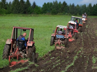 Samiru Aličić 20 komšija pomoglo uzorati njive