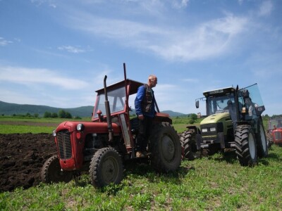 Samiru Aličić 20 komšija pomoglo uzorati njive