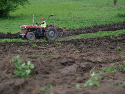Samiru Aličić 20 komšija pomoglo uzorati njive
