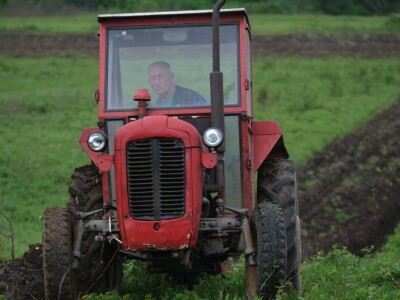 Samiru Aličić 20 komšija pomoglo uzorati njive