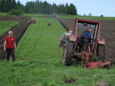 Samiru Aličić 20 komšija pomoglo uzorati njive