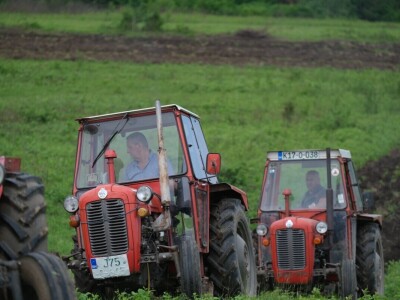 Samiru Aličić 20 komšija pomoglo uzorati njive