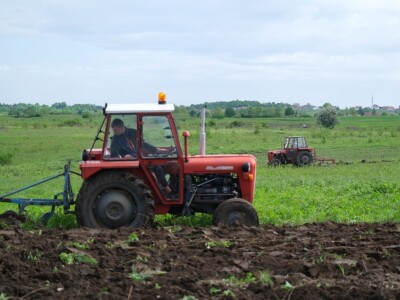 Samiru Aličić 20 komšija pomoglo uzorati njive