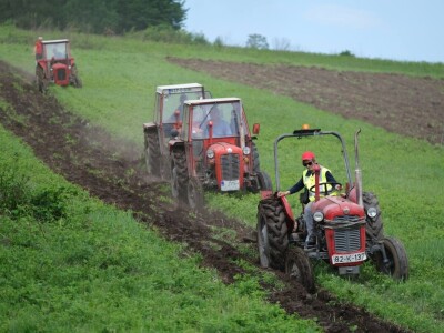Samiru Aličić 20 komšija pomoglo uzorati njive