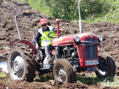 Samiru Aličić 20 komšija pomoglo uzorati njive