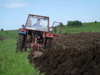 Samiru Aličić 20 komšija pomoglo uzorati njive