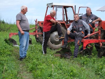 Samiru Aličić 20 komšija pomoglo uzorati njive