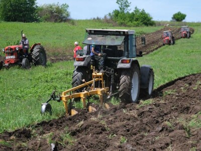 Samiru Aličić 20 komšija pomoglo uzorati njive