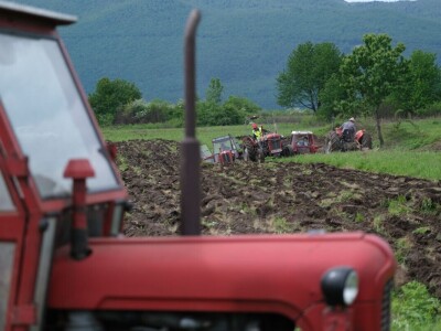 Samiru Aličić 20 komšija pomoglo uzorati njive