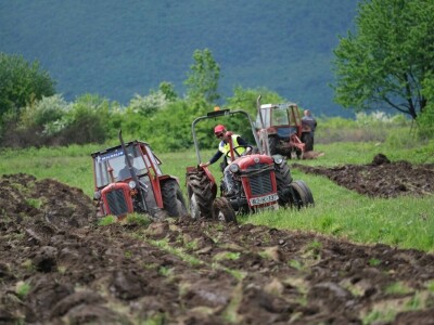 Samiru Aličić 20 komšija pomoglo uzorati njive